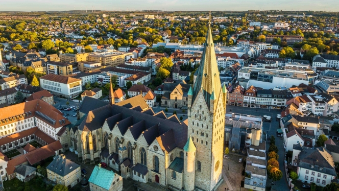 Luftbild von Paderborn. Im Vordergrund: der Hohe Dom zu Paderborn ©Teutoburger Wald Tourismus, P. Gawandtka